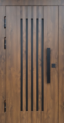 Входная термодверь с реечным оформлением, бугельной ручкой и отделкой МДФ Входная термодверь с реечным оформлением, бугельной ручкой и отделкой МДФ