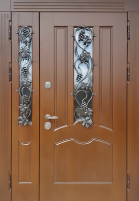 Стальная полуторапольная термодверь с двумя стеклами, ковкой «виноград» и фрезерованными панелями МДФ Стальная полуторапольная термодверь с двумя стеклами, ковкой «виноград» и фрезерованными панелями МДФ