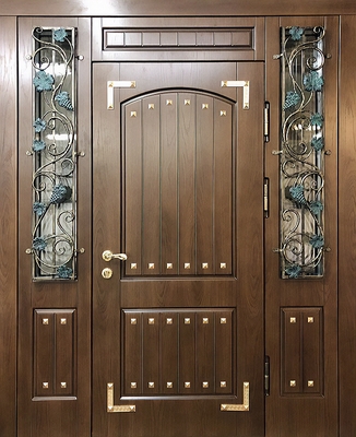 Парадная входная термодверь с панелями МДФ, стеклами по бокам и ковкой «виноград» Парадная входная термодверь с панелями МДФ, стеклами по бокам и ковкой «виноград»