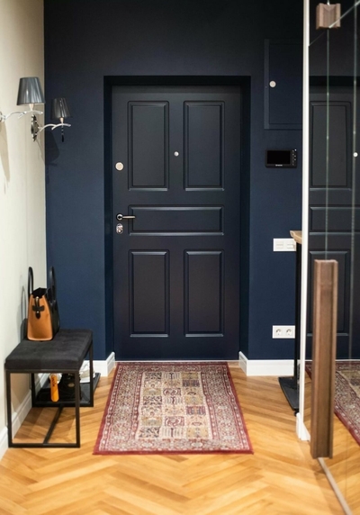 Черная дверь в прихожей квартиры Черная дверь в прихожей квартиры
