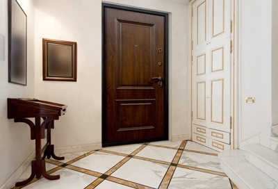 Дверь темно-коричневого оттенка Дверь темно-коричневого оттенка