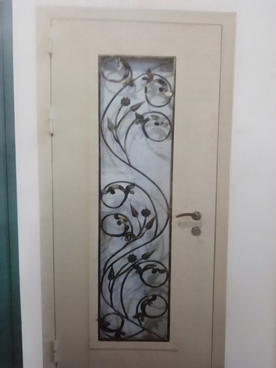 Металлическая дверь с кованой решеткой Металлическая дверь с кованой решеткой