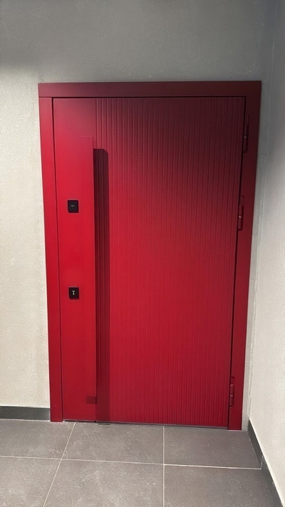 Красная входная дверь (МДФ RAL) Красная входная дверь (МДФ RAL)